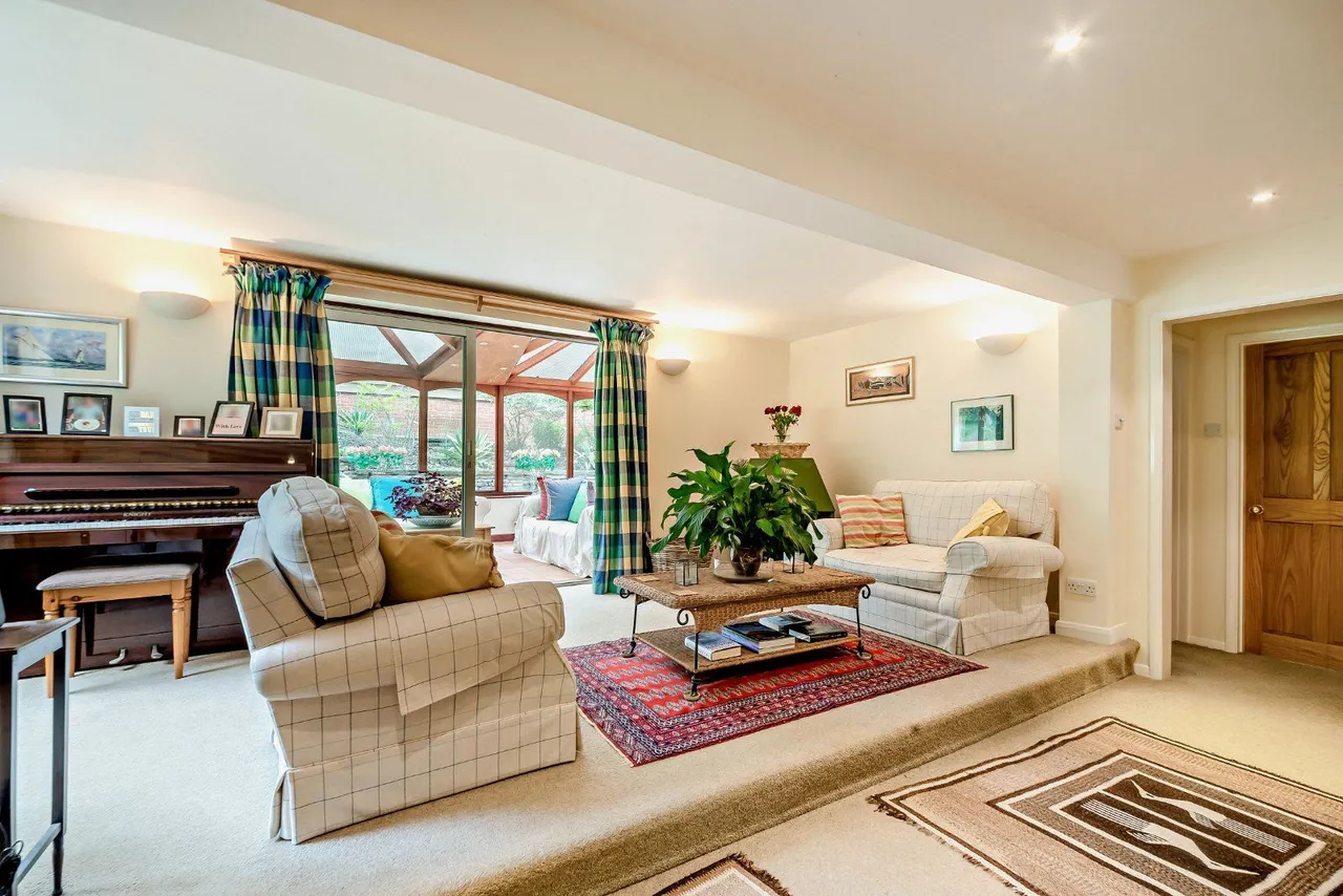 Fernbrae Close, Rowledge, Farnham, Surrey, GU10 4ED, photo 8