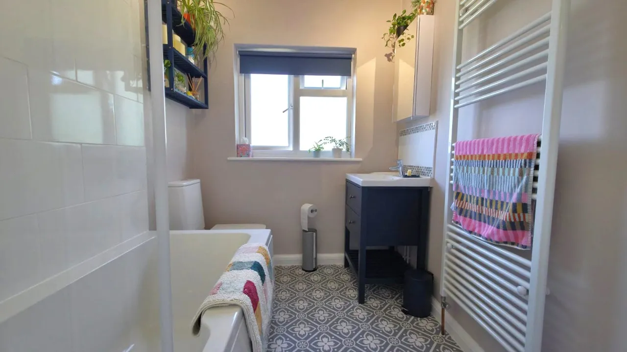 Chestnut Road, Horley, RH6, photo 6