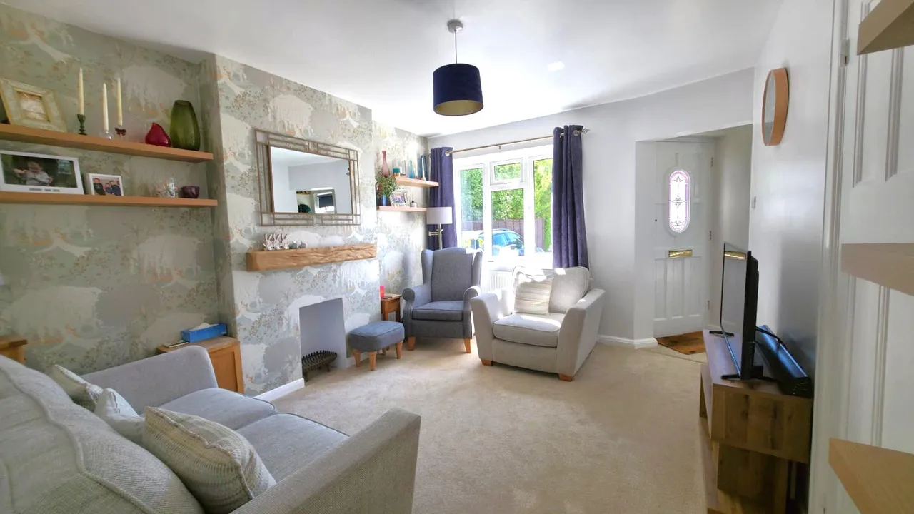Chestnut Road, Horley, RH6, photo 2
