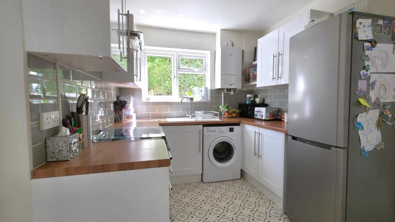 Chestnut Road, Horley, RH6, photo 4