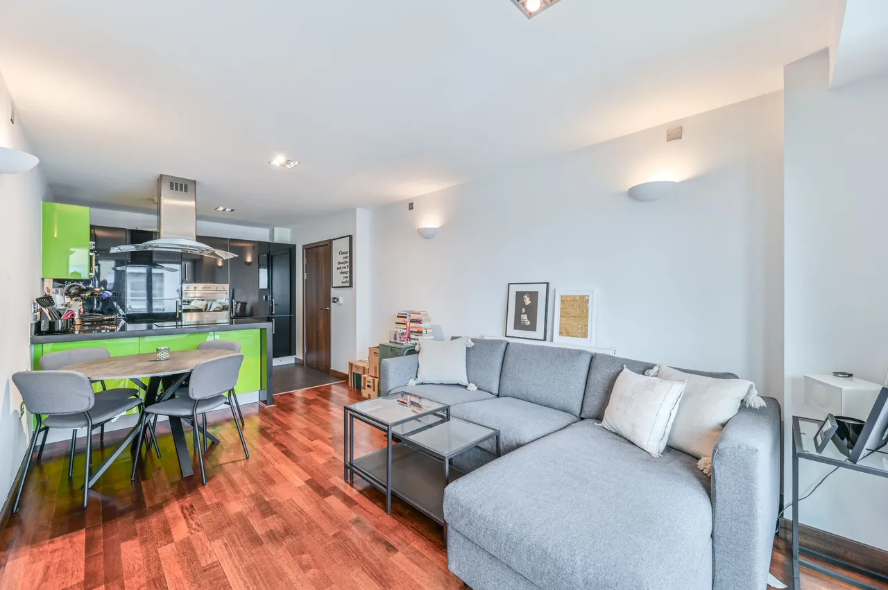51 Vicentia Court, Bridges Court Road, London, photo 2