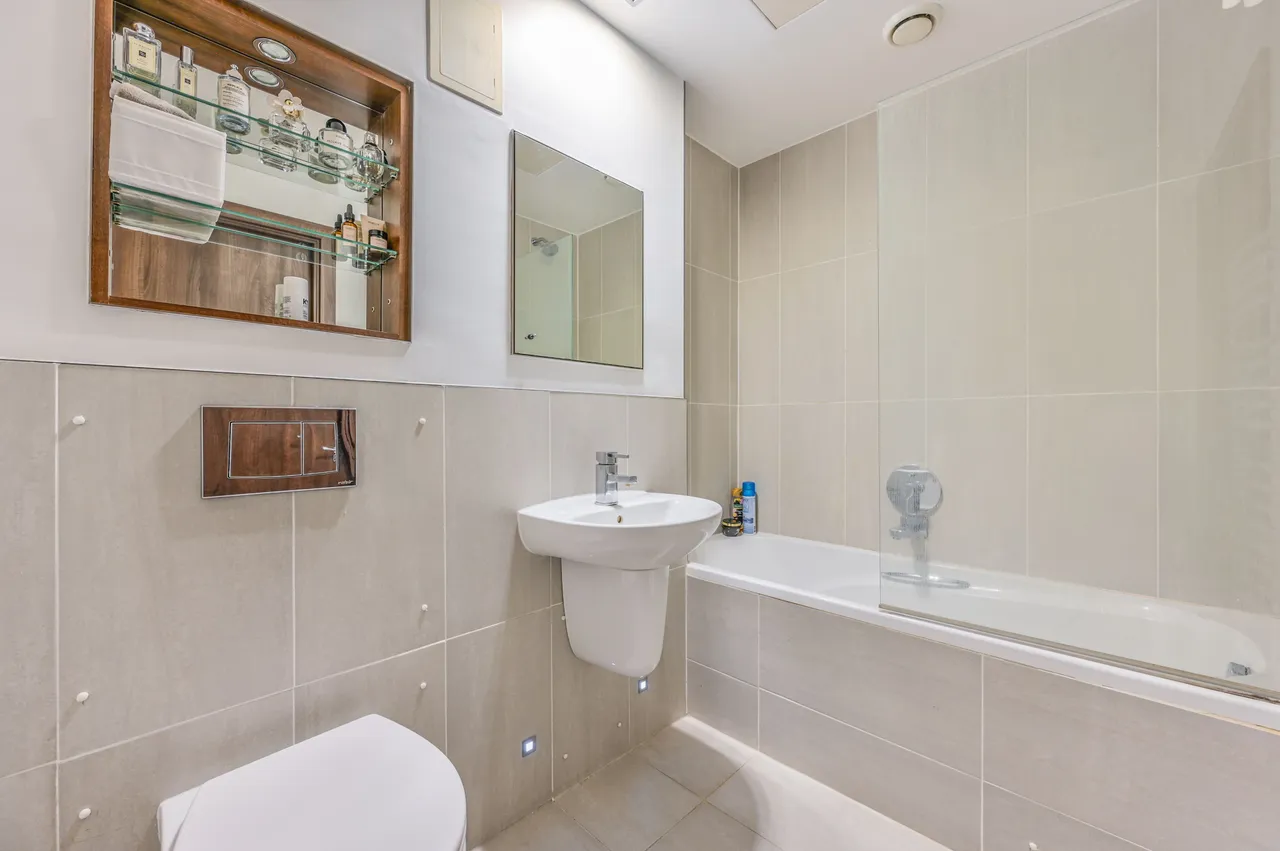 51 Vicentia Court, Bridges Court Road, London, photo 6