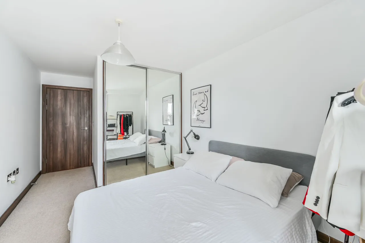 51 Vicentia Court, Bridges Court Road, London, photo 5