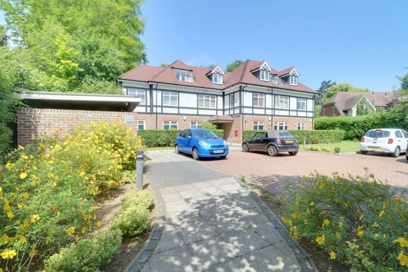 2 bed flat to rent, Woodcote Valley Road, Purley, CR8