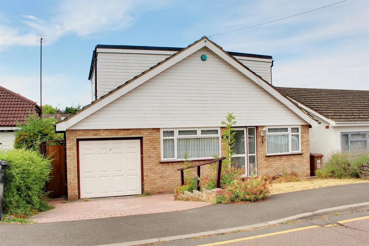 4 bed house for sale — Birch Grove, Potters Bar EN6 1SY