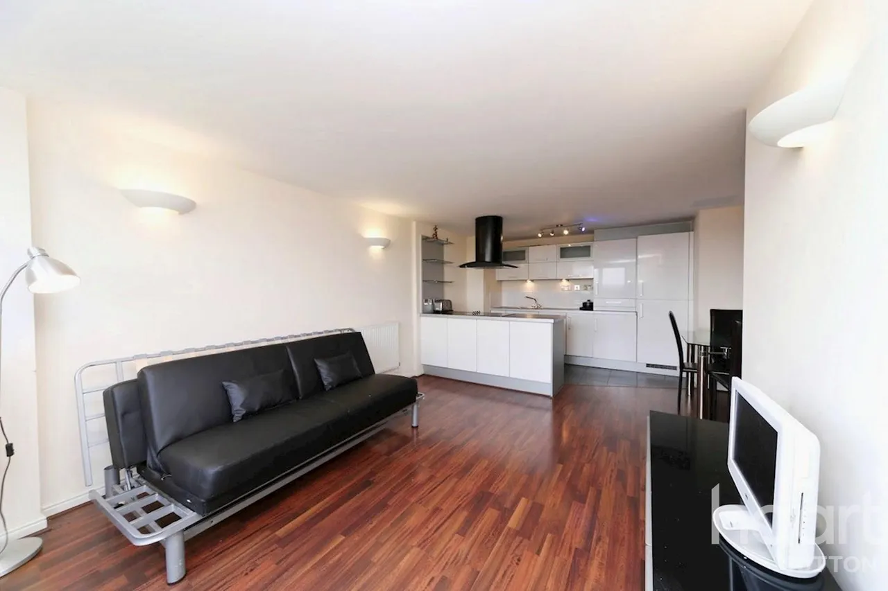 2 bed flat to rent, Aspects, SM1