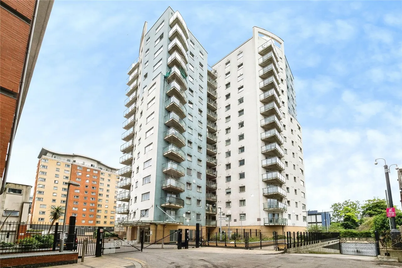 2 bed flat for sale — Centreway Apartments, Axon Place, Ilford, IG1