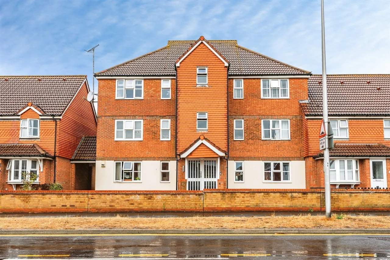 2 bed flat for sale — Falmouth Close, Eastbourne