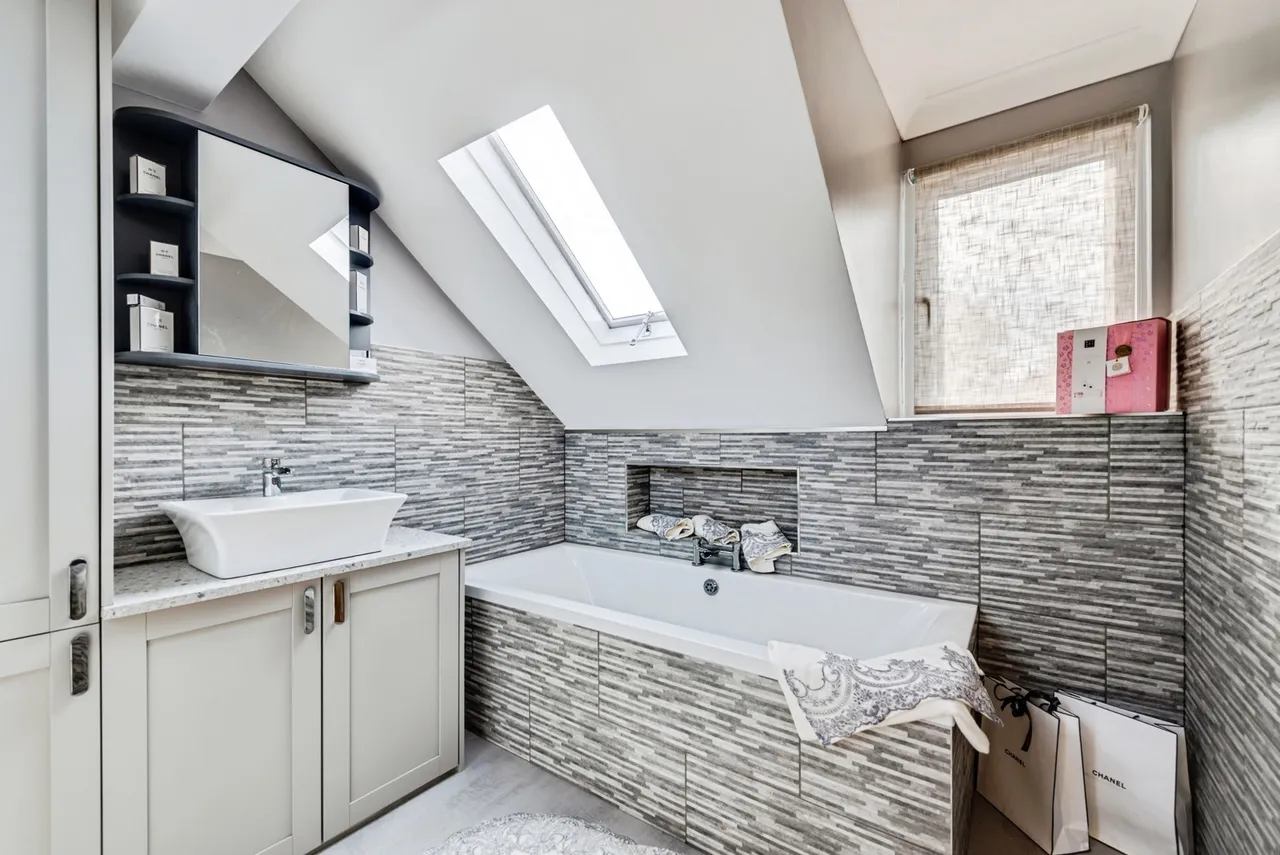 Cleeve Lawn, Swindon, Wiltshire, SN3, photo 17