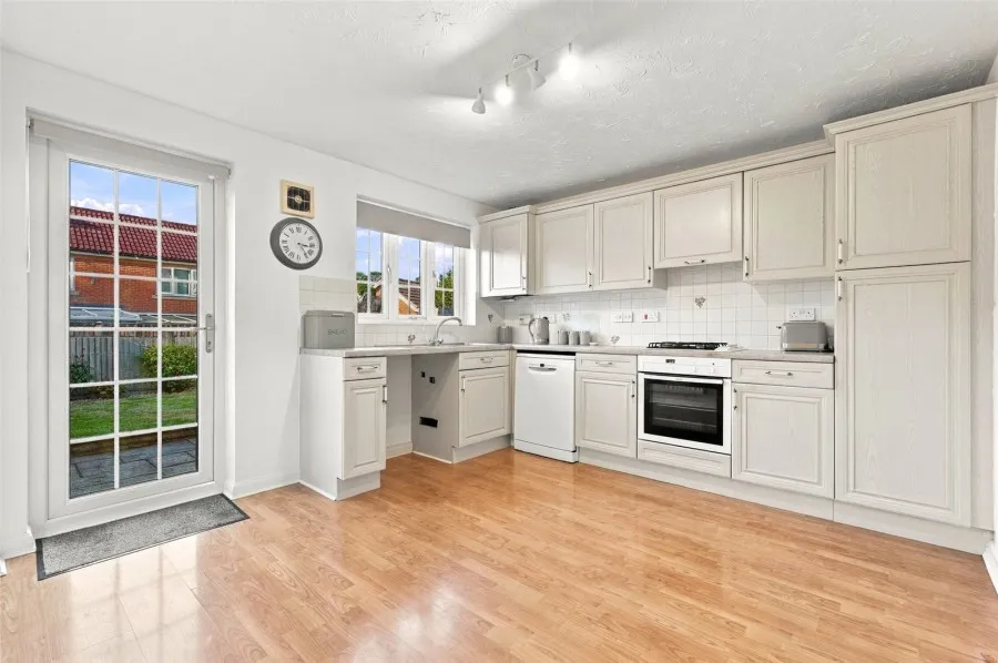 with 2 bedrooms in Church Langley, Harlow, CM17, photo 5
