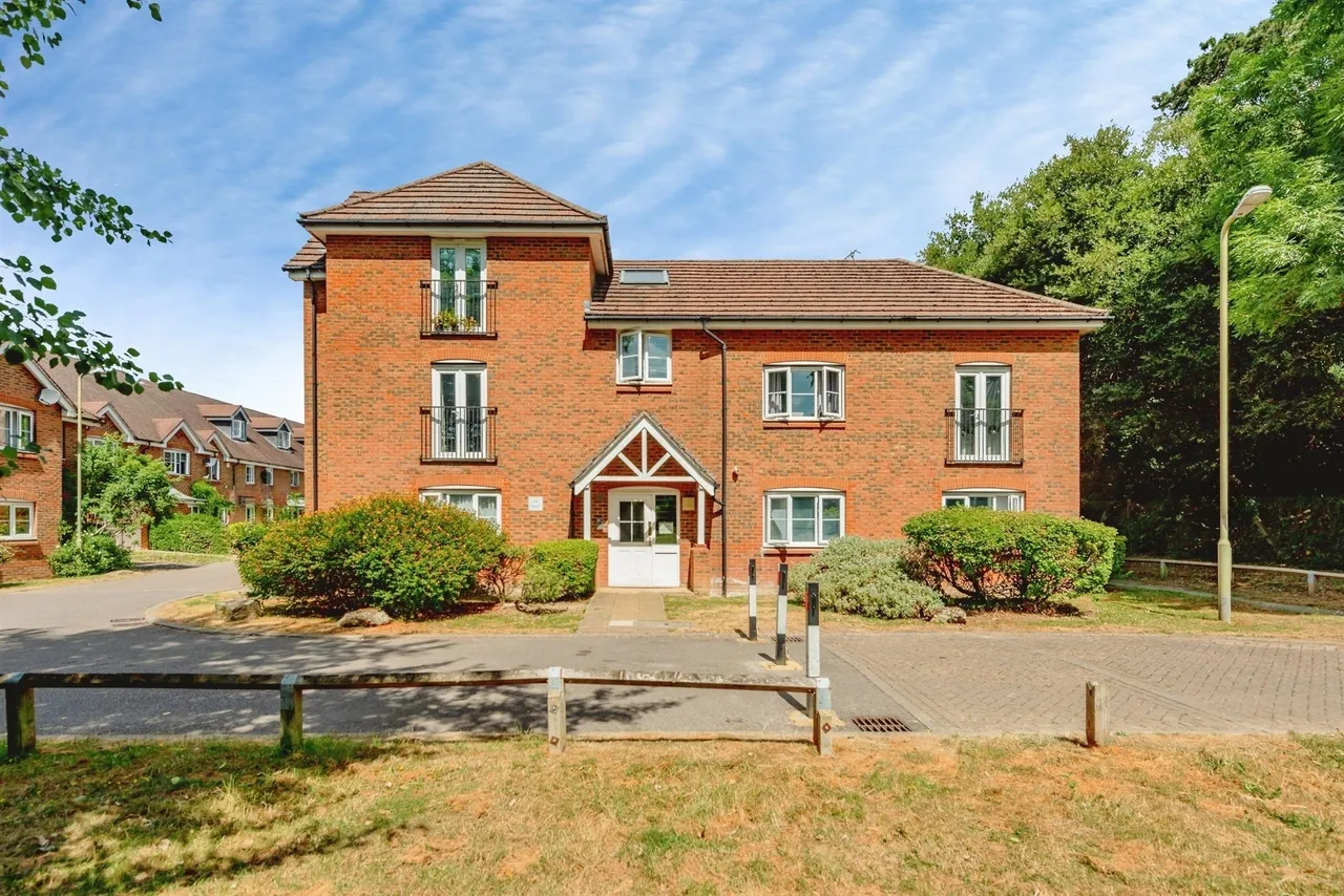 2 bed flat for sale — Kingsfield Way, Redhill
