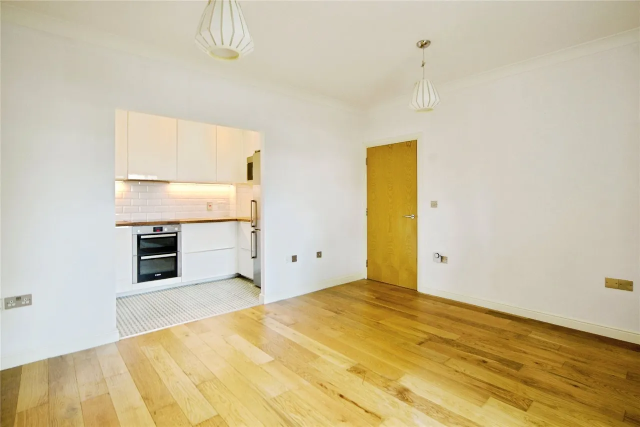 High Road, LONDON, London, N12, photo 3