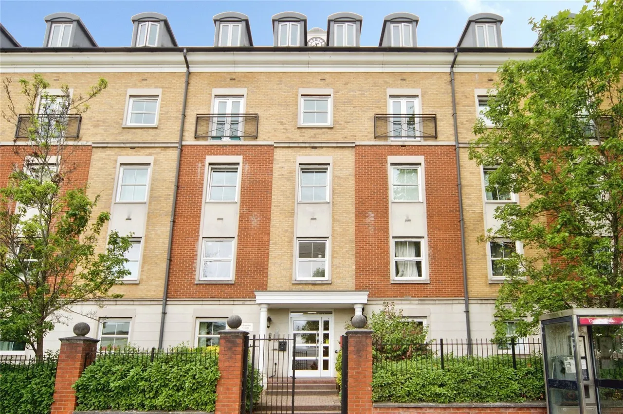 2 bed flat for sale — High Road, LONDON, London, N12
