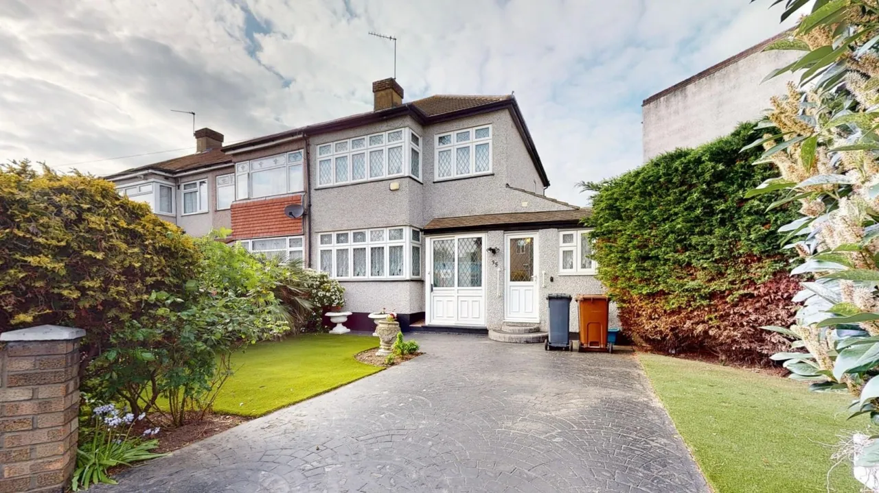 3 bed house for sale — Stanley Avenue, Dagenham, RM8