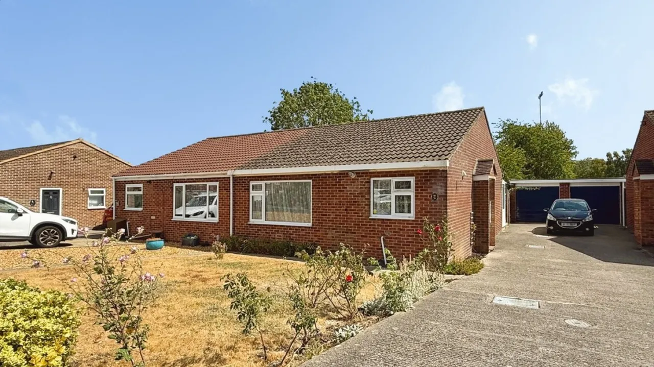 2 bed house for sale — Silbury Close, Westbury