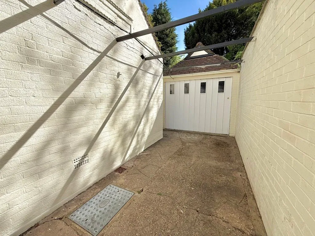 Elmwood Crescent, Luton LU2 7HY, photo 20