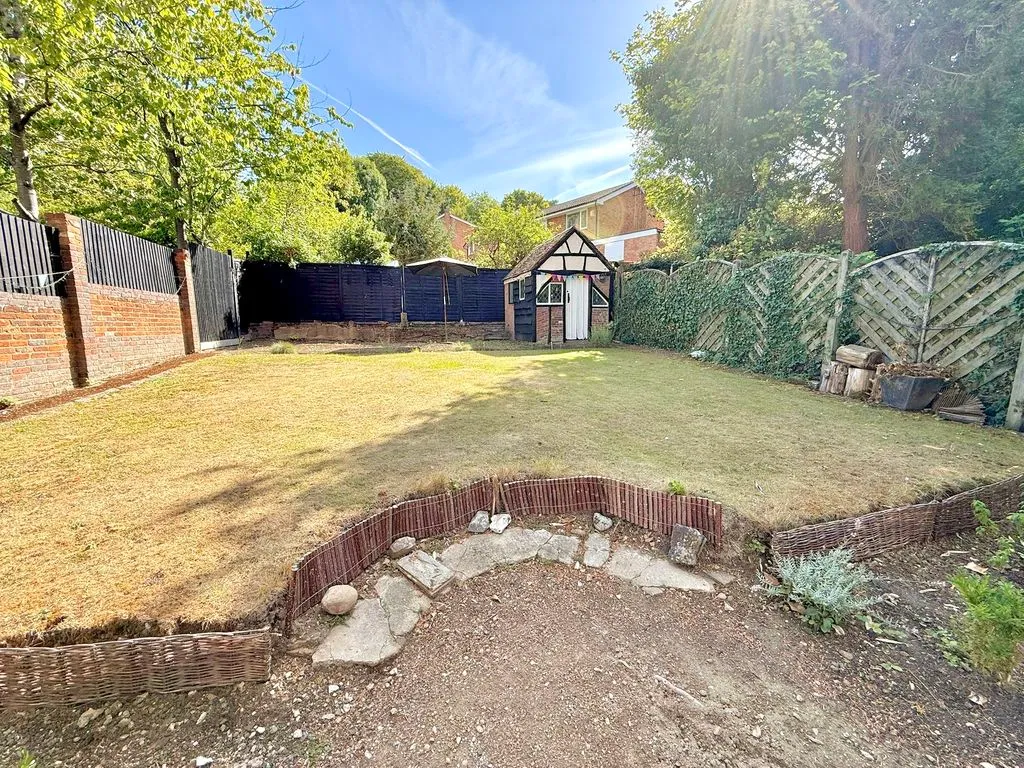 Elmwood Crescent, Luton LU2 7HY, photo 26