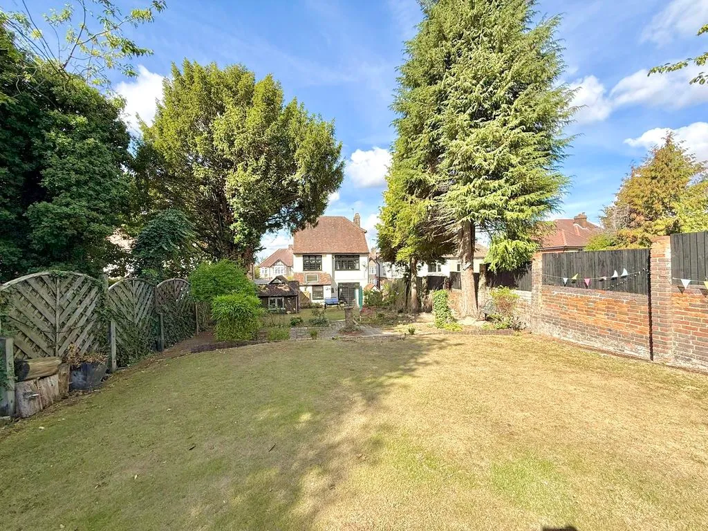 Elmwood Crescent, Luton LU2 7HY, photo 2