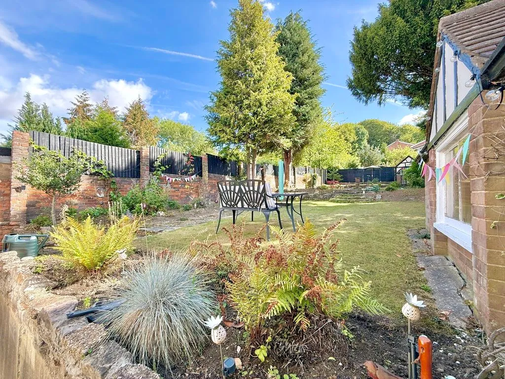 Elmwood Crescent, Luton LU2 7HY, photo 28