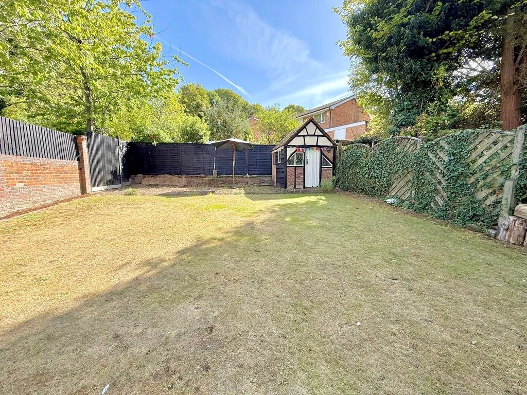 Elmwood Crescent, Luton LU2 7HY, photo 25