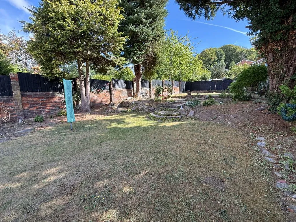 Elmwood Crescent, Luton LU2 7HY, photo 22