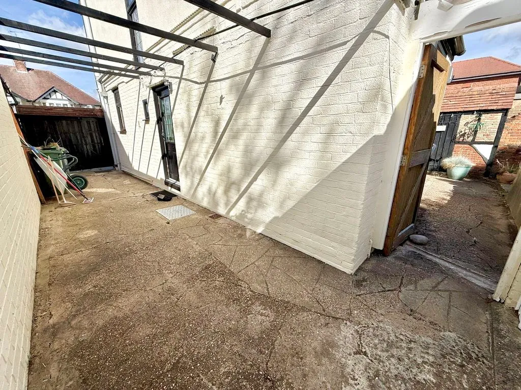 Elmwood Crescent, Luton LU2 7HY, photo 21