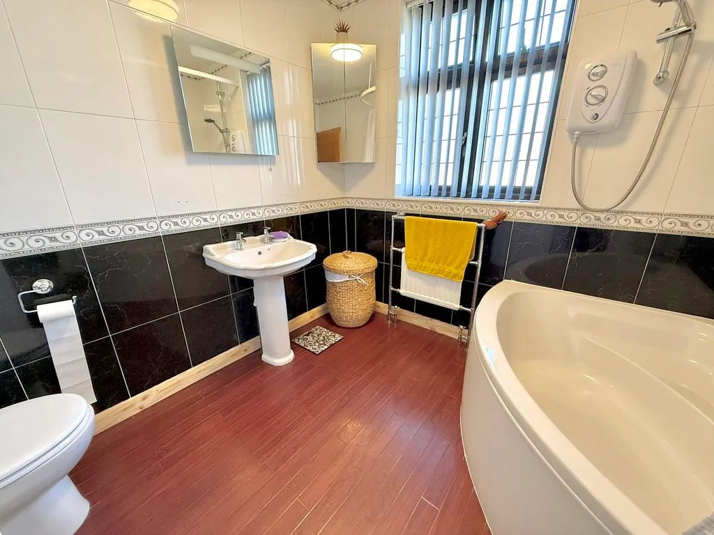 Elmwood Crescent, Luton LU2 7HY, photo 11