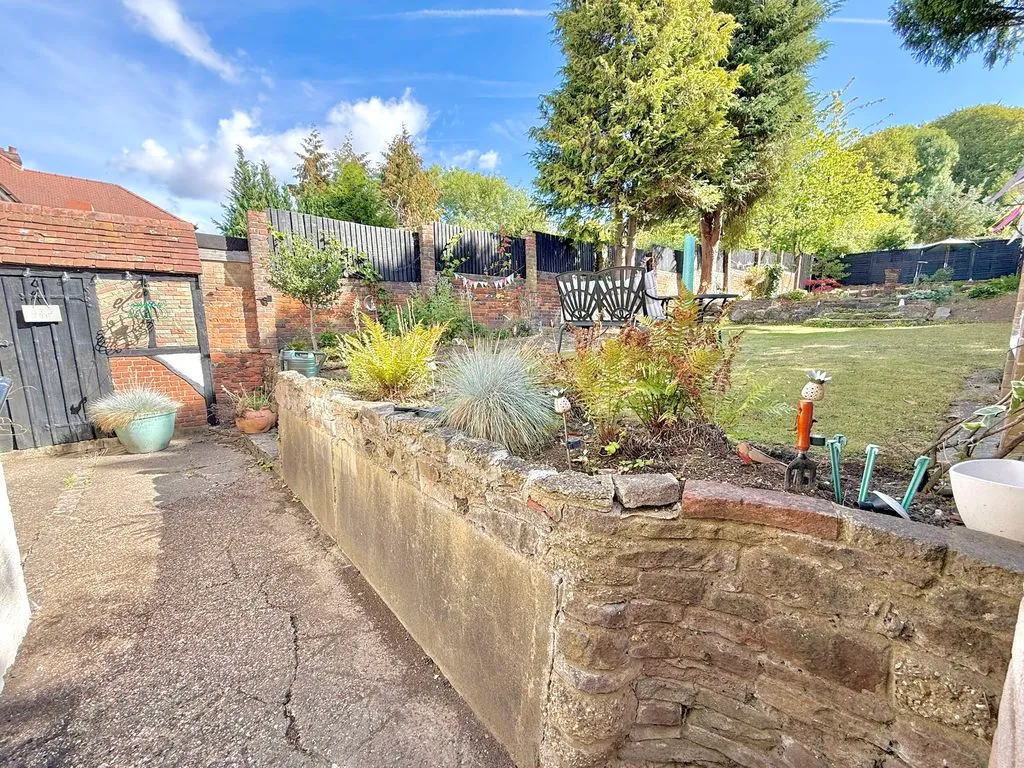 Elmwood Crescent, Luton LU2 7HY, photo 23