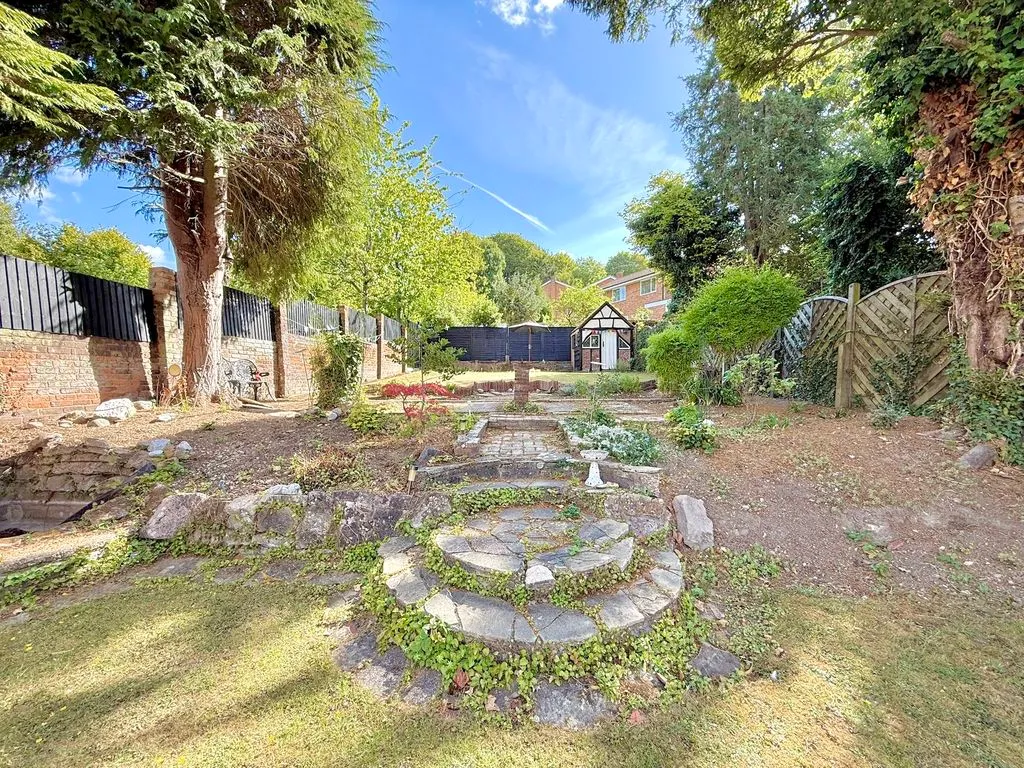 Elmwood Crescent, Luton LU2 7HY, photo 24