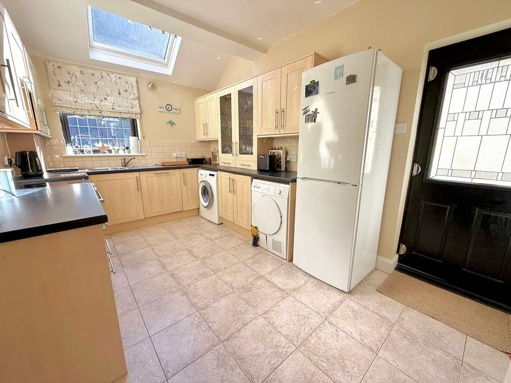 Elmwood Crescent, Luton LU2 7HY, photo 13
