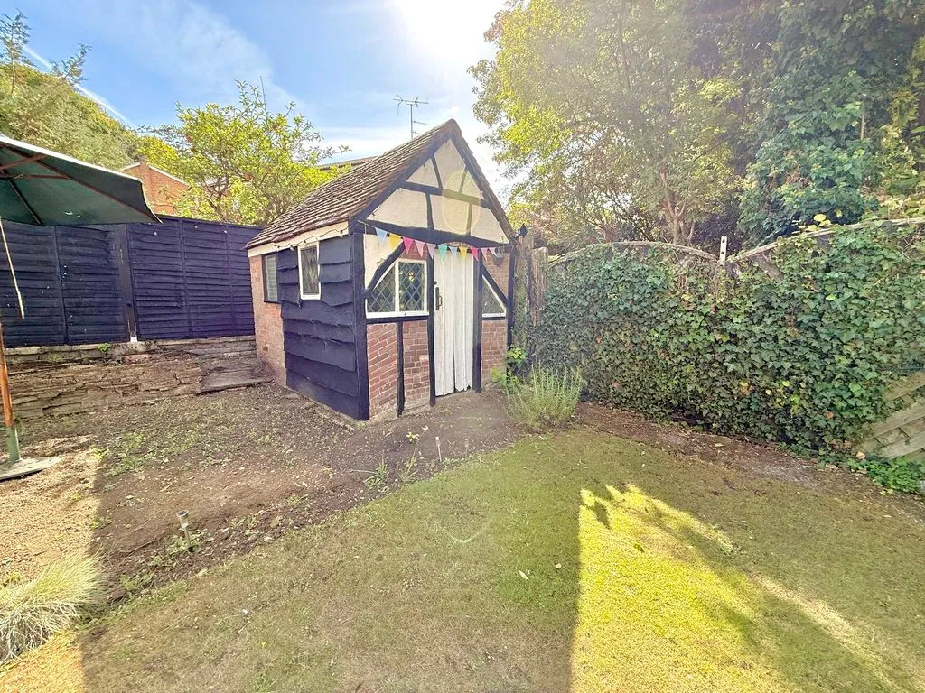 Elmwood Crescent, Luton LU2 7HY, photo 27