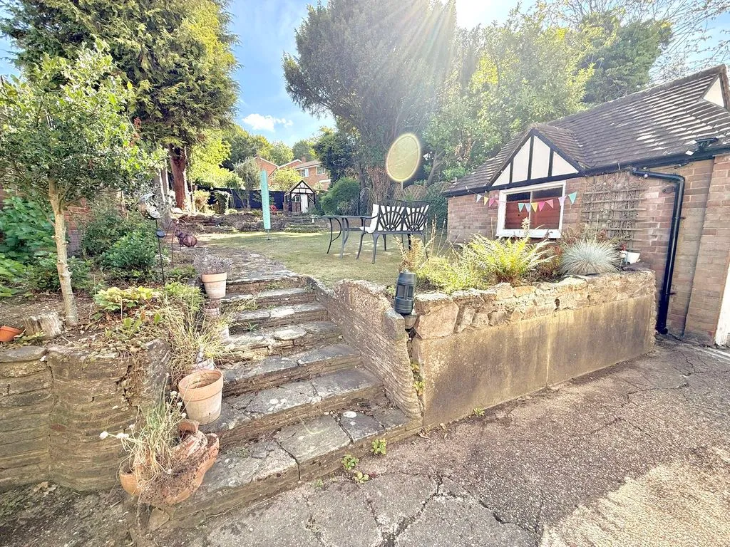 Elmwood Crescent, Luton LU2 7HY, photo 18