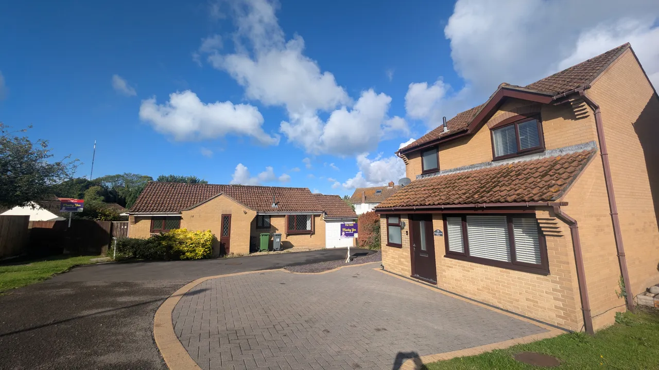 3 bed house for sale — Knightswell Close, Cardiff, CF5 4NA