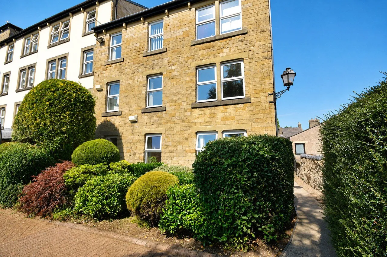 2 bed flat for sale, Bowland Court, Clitheroe, BB7