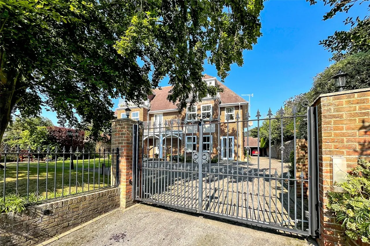 2 bed flat for sale, East Preston, Littlehampton, BN16