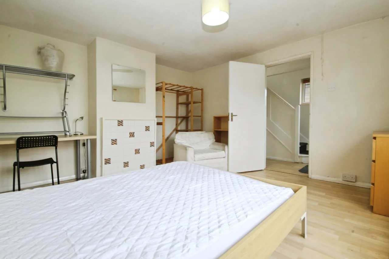 The Crescent, Egham, TW20, photo 2