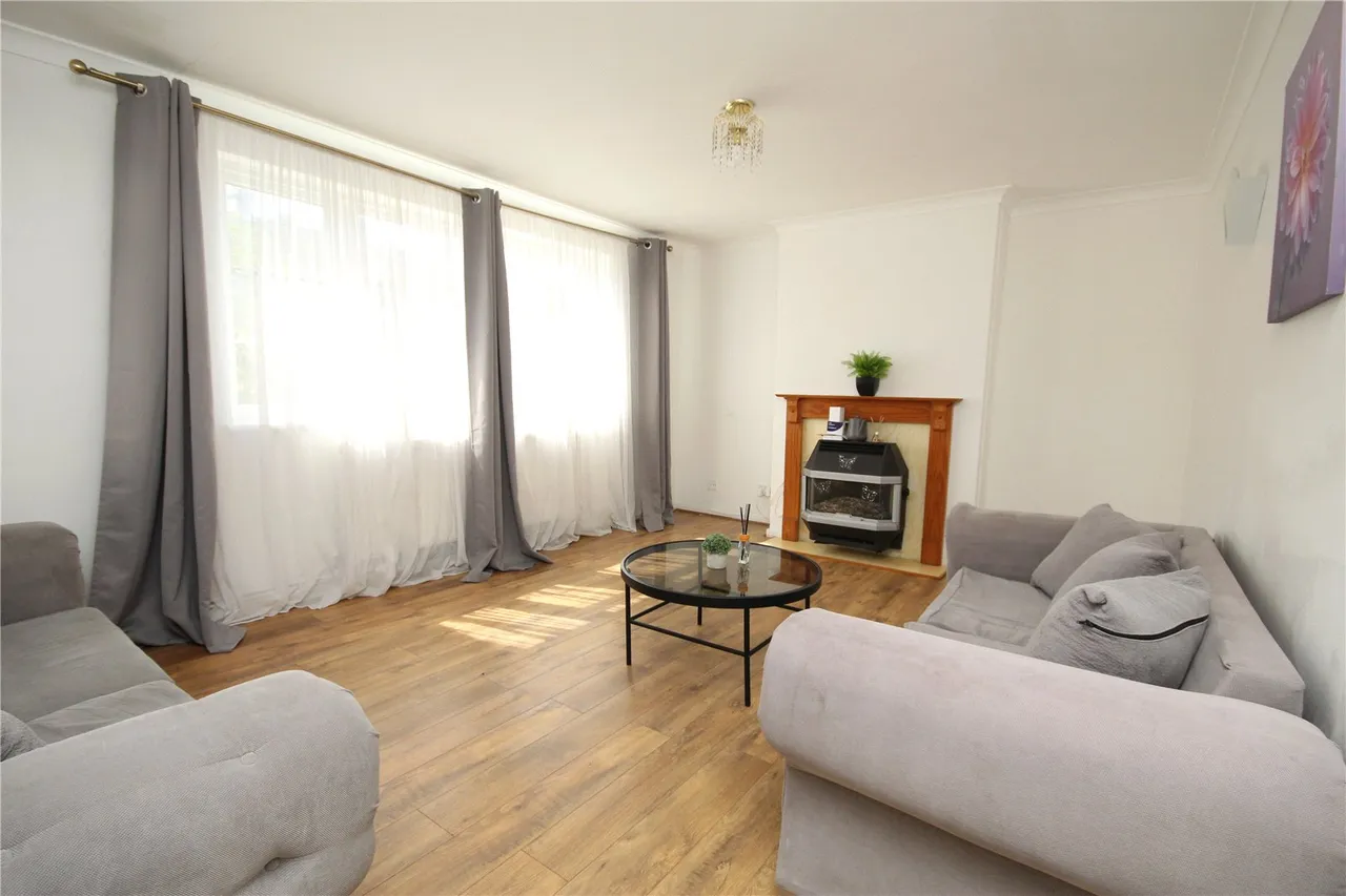 Lansbury Avenue, Chadwell Heath, RM6, photo 2