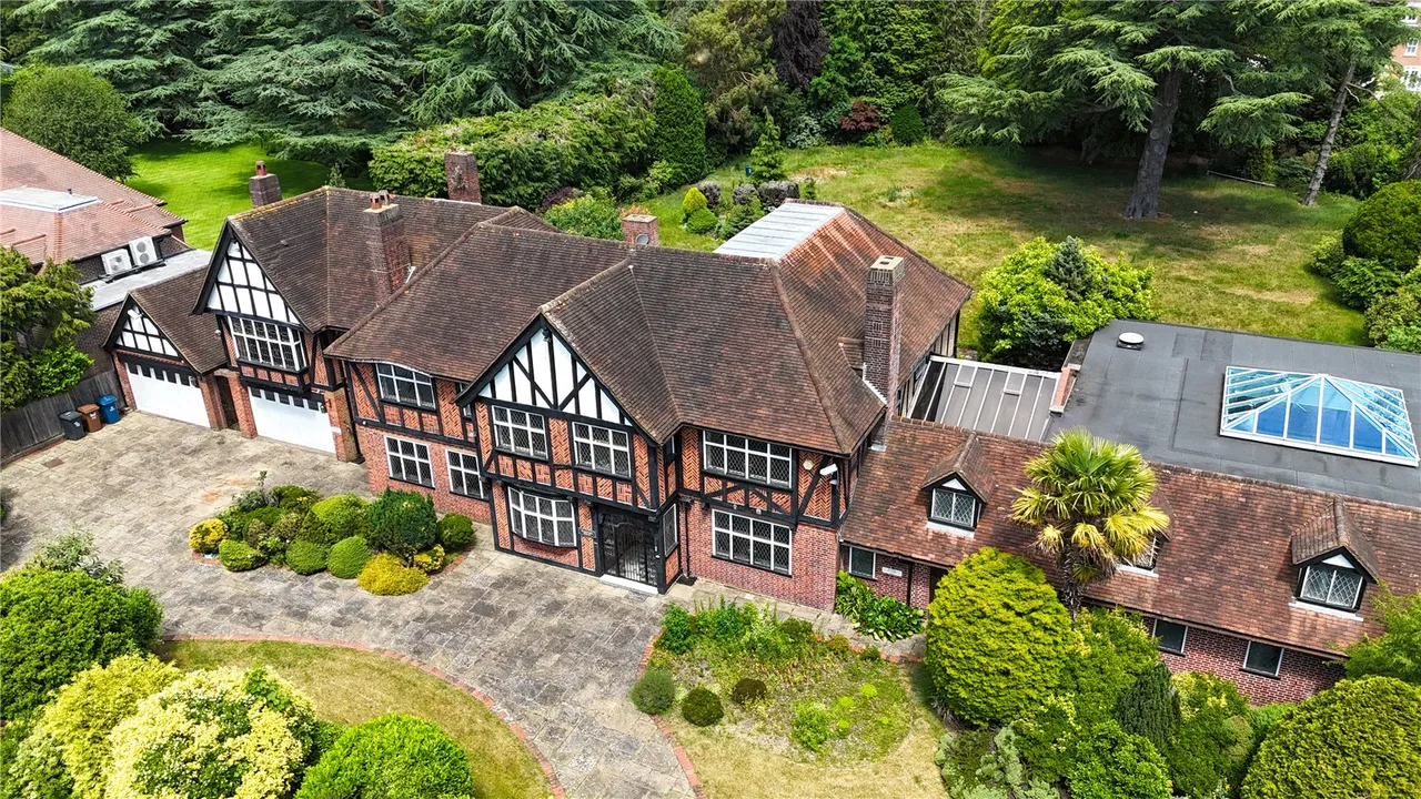 Priory Drive, Stanmore, HA7 3HN, photo 2