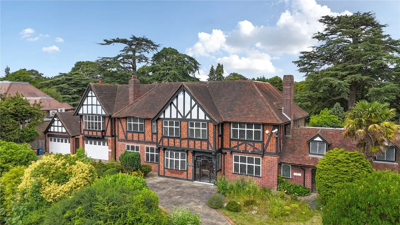 Priory Drive, Stanmore, HA7 3HN, photo 3
