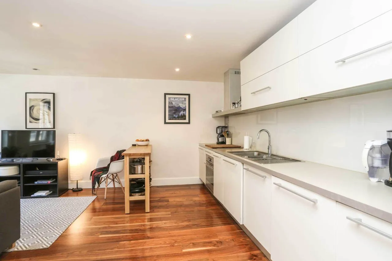 Bromells Road, Clapham Common, SW4 0BG, photo 3