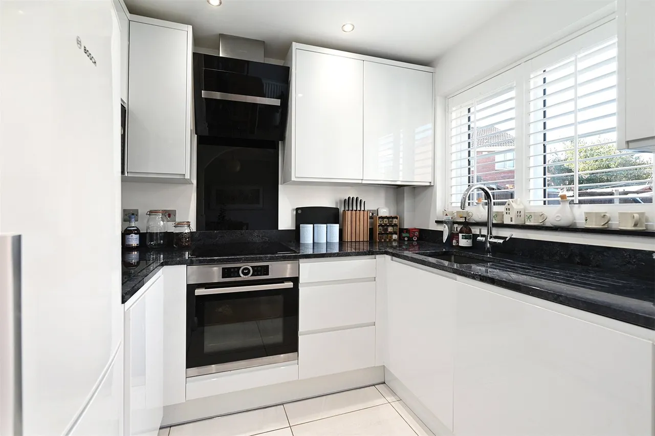 Whitby Close, Farnborough, Hampshire, GU14 6TR, photo 2