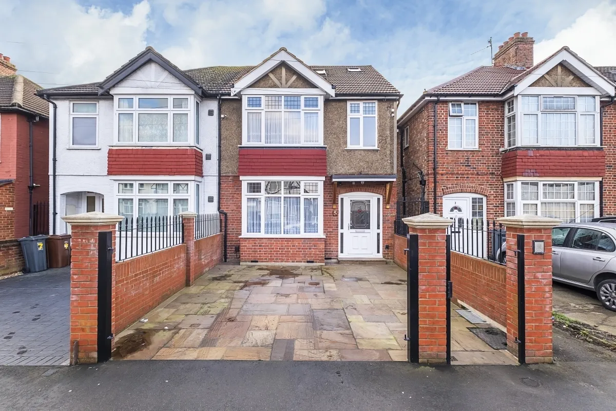 house to rent — Taunton Avenue Hounslow TW3
