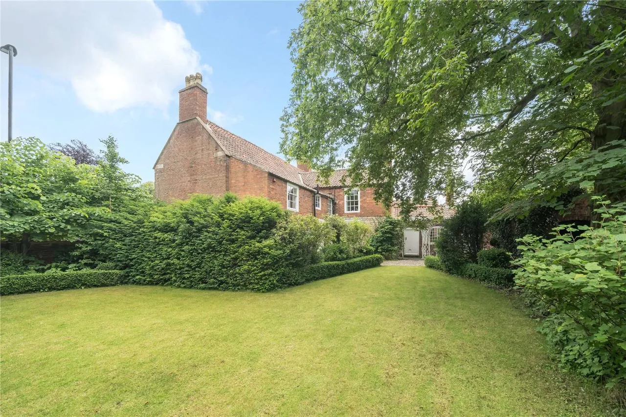 Manthorpe Road, Grantham, Lincolnshire, NG31 8DA, photo 2