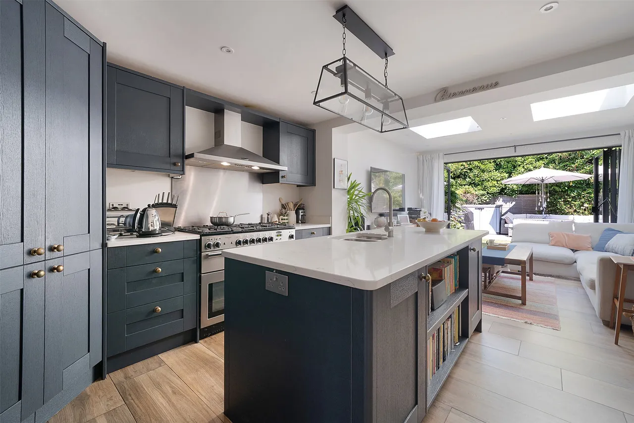 St. Austells Place, Hol, RH5, photo 2