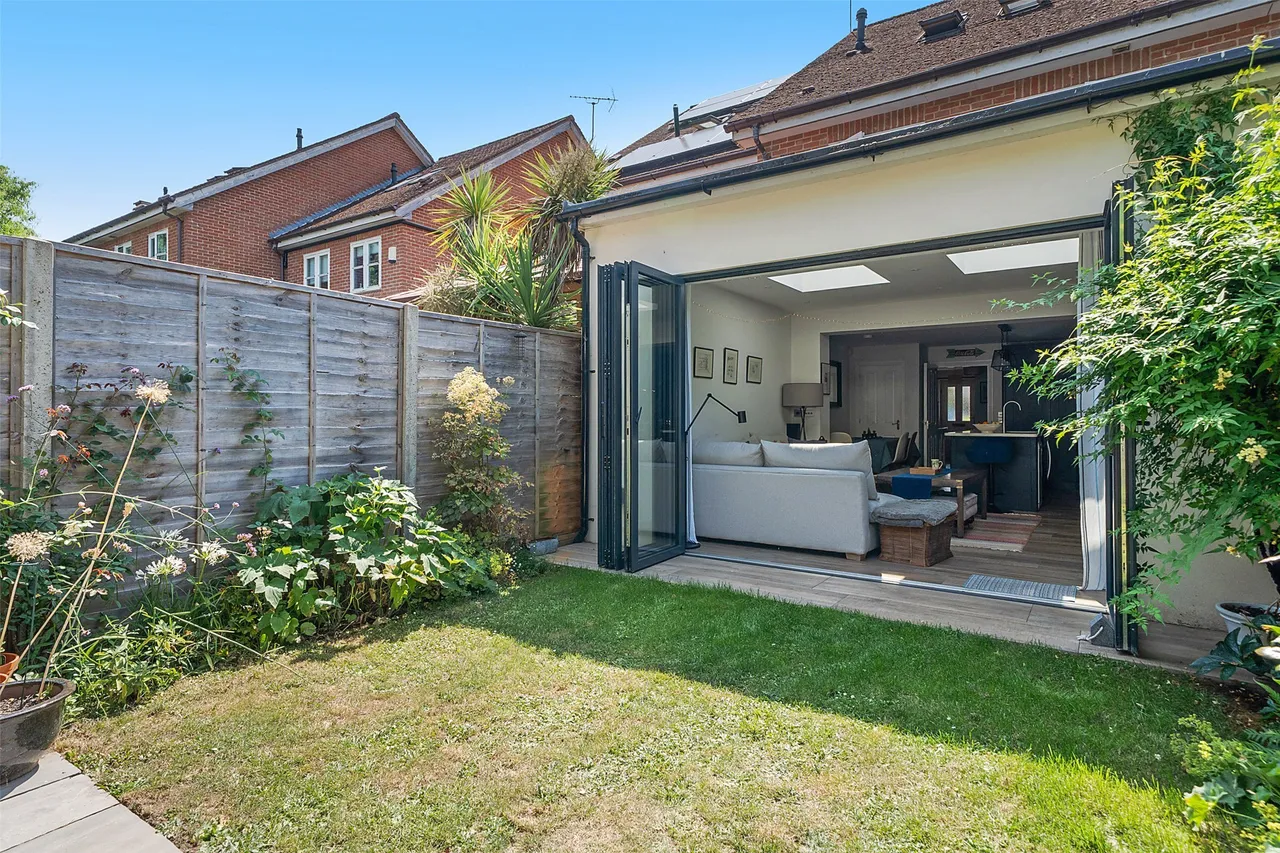 St. Austells Place, Hol, RH5, photo 6