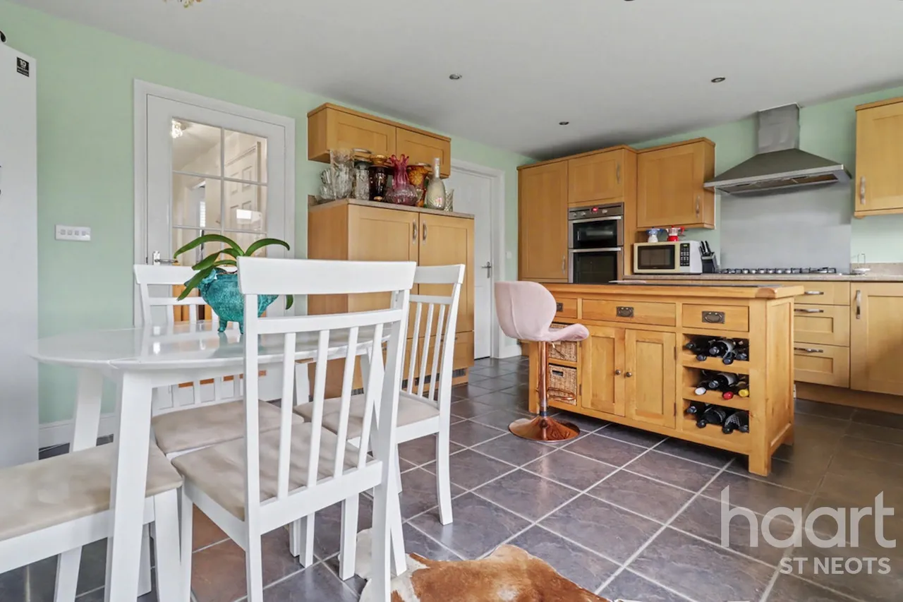 Lannesbury Crescent, St Neots, PE19, photo 7