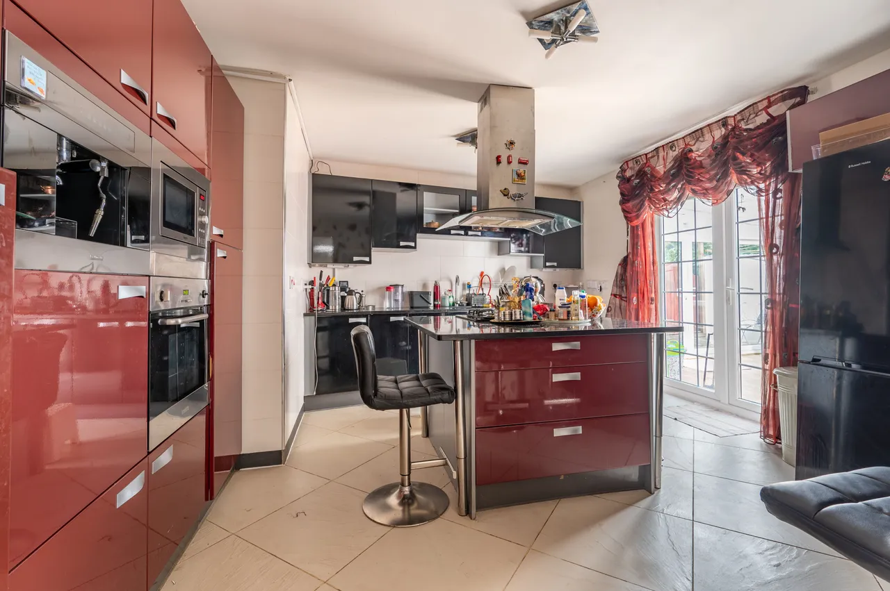 19 Tudor Close, London, photo 3