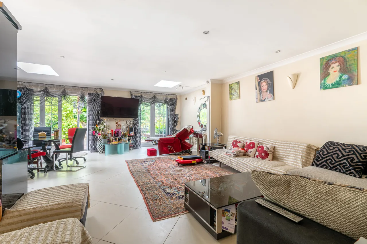 3 bed house for sale — 19 Tudor Close, London