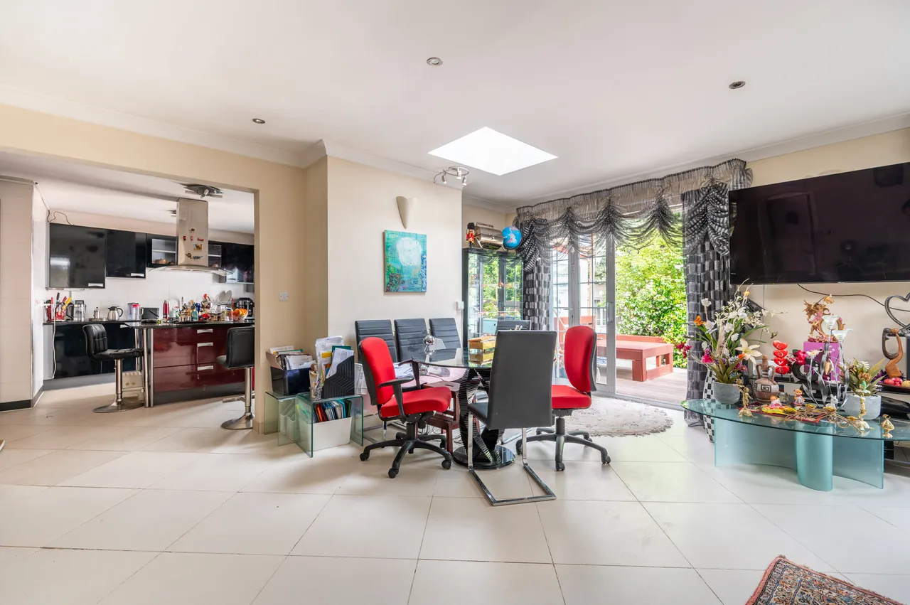 19 Tudor Close, London, photo 5