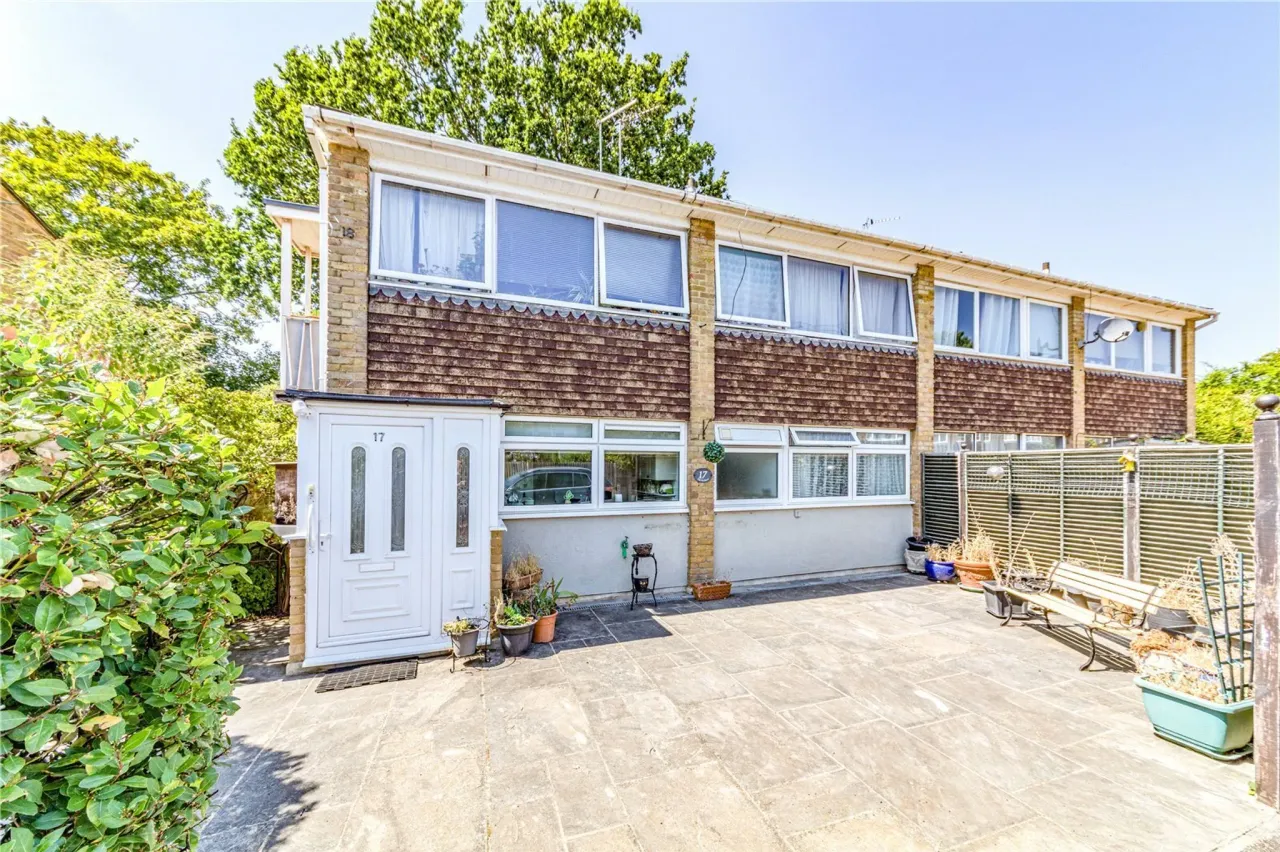 2 bed flat for sale — Old Orchard, Byfleet, West Byfleet, S...